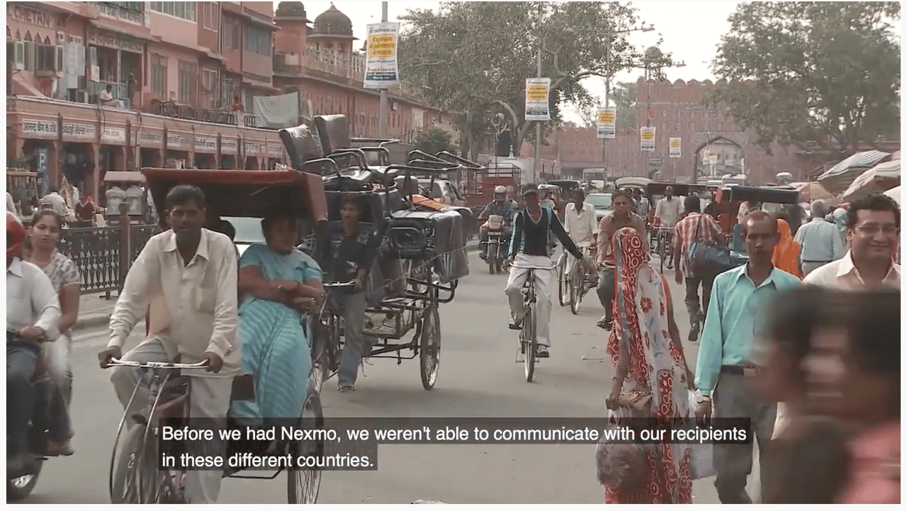 Video-Fallstudie zu Remitly People in India riding bikes and carts on the street